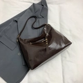 Borsa hobo vintage marrone scuro lucida con dettagli in occhielli di metallo oro - Marrone
