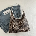 Leopard-Tragetasche in Halbmondform mit elegantem weißem Schultergurt für Damen - Braun