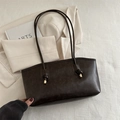 Bolso tote vintage marrón café con asas largas y elegantes detalles metálicos dorados - Sin colgante / Marrón
