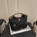 Bolso acolchado negro con motivos de lazos blancos y asas marrones estilo retro - Negro