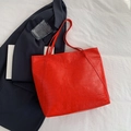 Bolso tote rojo con textura de cocodrilo de gran capacidad y diseño minimalista chic - Rojo
