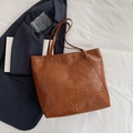 Bolso tote marrón de piel con relieve de cocodrilo de gran capacidad y asas delgadas - Marrón
