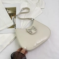 Bolso hobo blanco crema con hebilla de lazo plateada y cadena metálica decorativa - Blanco Roto