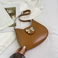Bolso media luna marrón caramelo con lazo plateado y detalle de correa de cadena - Marrón
