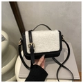 Sac chic en cuir noir avec bordure en peau de mouton blanche et finitions dorées - Noir