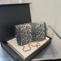 Borsa a spalla alla moda con stampa leopardata grigio argento e catena dorata - Nero