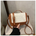 Sac bandoulière marron en similicuir avec bordure polaire blanche et boucle dorée - Marron