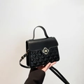 Borsa trapuntata nera in ecopelle con chiusura a fiore dorato e tracolla - Nero