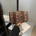 Borsa a tracolla leopardata con catena dorata e texture morbida da donna chic - caffè