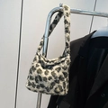 Sac hobo en peluche imprimé léopard vert avec large bandoulière en matière tricotée - Kaki