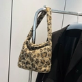 Sac bandoulière chic en peluche léopard avec une texture douce en fausse fourrure - Marron