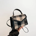 Borsa a mano vintage a quadri in lana con finiture in pelle nera e manico elegante - Nero