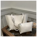 Gros plan sur l'ensemble de sacs cabas en cuir blanc minimaliste avec pochette assortie - Blanc