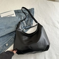 Bolso hobo negro clásico de piel con logotipo grabado y detalle de cadena metálica - Negro