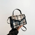 Borsa a tracolla chic in tweed a quadri bianchi e neri con dettagli in pelle - Grigio
