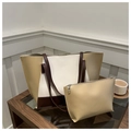 Gros plan sur le sac fourre-tout rétro bicolore et sa pochette assortie sur bois - Kaki