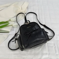 Mochila minimalista de cuero negro para mujer con un lazo elegante y letras de moda - Negro