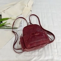 Mini mochila vintage rojo vino con detalle de lazo y textura de cuero para mujer - Burdeos