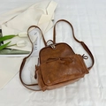 Mochila de cuero sintético marrón con textura vintage y detalle de lazo suave - Marrón
