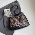 Modische Leopardenmuster-Tragetasche mit schwarzem Kunstleder-Boden und Schleife - Braun