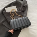 Elegante borsa a tracolla trapuntata nera con catena a sfere dorate in ecopelle opaca - Nero