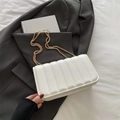 Borsa a tracolla bianca trapuntata con catena dorata e motivo a strisce verticali - Bianco