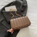 Borsa a tracolla trapuntata marrone con catena dorata e cuciture verticali chic - Marrone