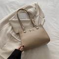 Sac fourre-tout en cuir kaki avec nœud en métal argenté et longue bandoulière - Kaki