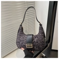 Dettaglio della borsa hobo leopardata con fibbia in metallo dorato e trama in pelle - Nero