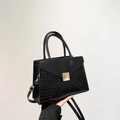 Sac à main noir avec panneaux motif crocodile et fermoir métallique doré élégant - Noir