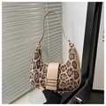 Dettaglio della borsa hobo leopardata con finiture in pelle e fibbia metallica - Kaki