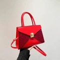Sac à main enveloppe rouge avec empiècements motif crocodile et boucle dorée carrée - Rouge