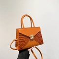 Sac bandoulière marron orange avec texture crocodile et boucle en métal carrée - Marron