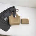Sac fourre-tout beige minimaliste avec pochette assortie sur fond esthétique chic - Kaki