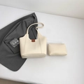 Ensemble sac cabas beige minimaliste avec pochette assortie et détails marron pour bureau - Blanc
