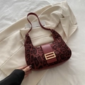 Borsa hobo retrò bordeaux con stampa leopardata e fibbia in metallo dorato - Rosso