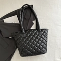 Modische gesteppte Nylon-Tragetasche in Schwarz mit glänzendem Finish und Handgriffen - Schwarz
