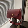 Donkerrode crossbodytas met krokodillenreliëf, gouden gesp en knoopdetail aan de riem - Rood