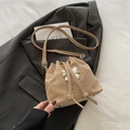 Bolso saco beige con cordón ajustable, lazo plateado y correa para el hombro - Caqui