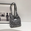 Sac fourre-tout tendance à motif léopard noir et blanc avec une longue bandoulière - Noir