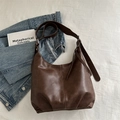 Vintage dunkelbraune Halbmond-Schultertasche mit breitem Gurt auf weißem Hintergrund - Braun