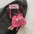 Bolso saco plisado rosa con un lazo metálico plateado y cierre de cordón ajustable - rosa intenso