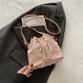 Elegante bolso saco plisado rosa con lazo plateado metálico y cierre de cordón - Rosa Claro