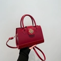 Sac fourre-tout rouge rétro avec texture crocodile et fermoir floral doré en vue variante - Rouge