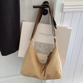 Bolso hobo minimalista en ante beige con correas marrones y lazos decorativos - Bolso De Axila Hobo / Caqui