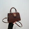 Sac fourre-tout marron foncé avec motif crocodile et boucle florale dorée - Marron