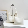 Minimalistisches weißes Tragetaschen-Set mit strukturierter Tasche und passender Clutch - Weiß