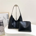 Minimalistisches schwarzes Tote-Bag-Set mit vertikaler Rippstruktur und kleiner Zippertasche - Schwarz