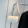 Sac polochon crème élégant avec broderie florale et large bandoulière en tissu - Blanc