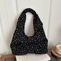 Borsa tote in velluto a coste nera con motivi a cuore e un grande fiocco decorativo - Nero